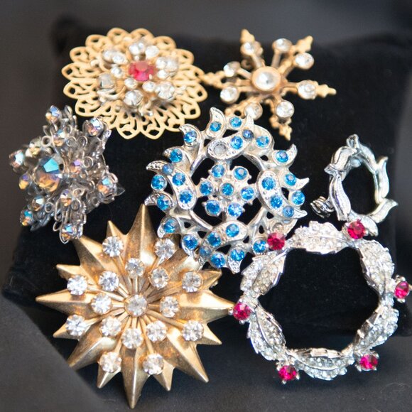 Lot of Small Vintage Sparkly Brooches - Picture 1 of 3